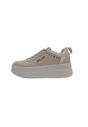 Sneaker beige con piattaforma, chiusura con lacci frontale, logo metallico laterale, piccoli dettagli con borchie, collo imbottito e suola bianca spessa.