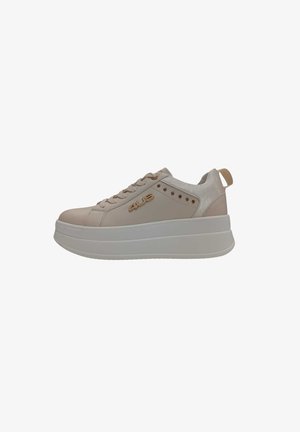 Sneaker beige con piattaforma, chiusura con lacci frontale, logo metallico laterale, piccoli dettagli con borchie, collo imbottito e suola bianca spessa.