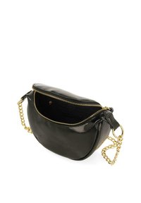 Bolso de mano de charol negro con forma curva, cadena dorada y apertura con cremallera. El interior parece estar forrado con tela negra.