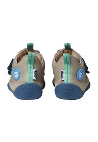 Kinderschuhe aus beigem Leder mit blauen Akzenten. Mit einem grünen Ziehband und Klettverschluss ausgestattet. Strukturiertes Profil mit Logodetail.