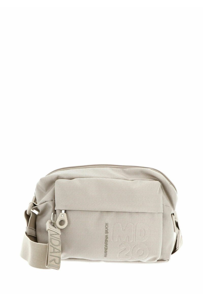 Sac bandoulière beige en nylon avec une surface texturée, un compartiment principal zippé et une sangle ajustable. Comprend une étiquette logo et une poche supplémentaire.