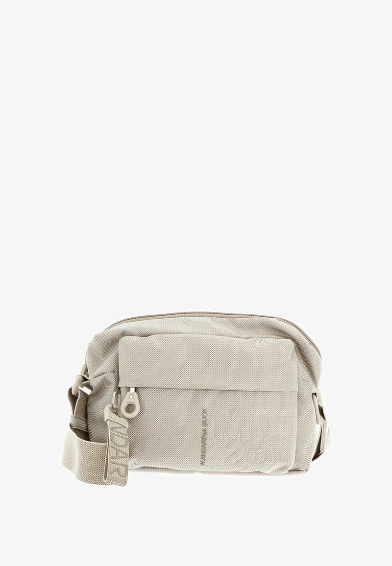 Sac bandoulière beige en nylon avec une surface texturée, un compartiment principal zippé et une sangle ajustable. Comprend une étiquette logo et une poche supplémentaire.
