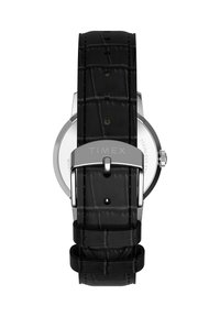 Reloj Timex con una correa de cuero de imitación de cocodrilo negra, caja de acero inoxidable plateada y hebilla pulida en plata. Diseño de fondo plano.