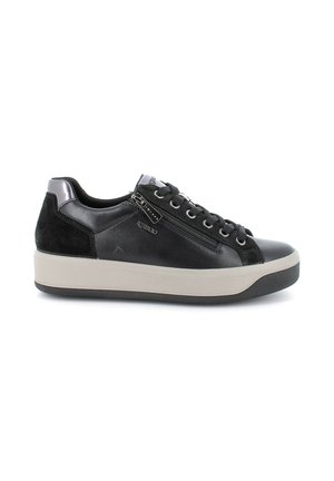 Sneaker nera con materiali in camoscio e pelle, superficie texture, dettagli con zip, punta rotonda e suola in gomma beige.