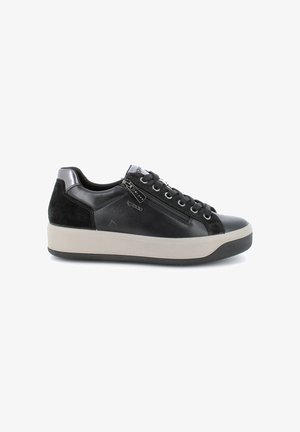 Sneaker nera con materiali in camoscio e pelle, superficie texture, dettagli con zip, punta rotonda e suola in gomma beige.