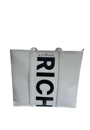 Borsa shopper bianca con texture e lettere verticali nere "RICH,", due manici e chiusura con cerniera in alto.
