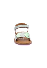 Sandalia de punta abierta en verde claro y tostado, con acentos en forma de nube, dos correas ajustables y una plantilla texturizada.