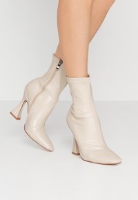 BEBO Botines de tacón - nude