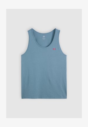 Hellblaues Baumwoll-Tanktop mit runder Ausschnittform und ohne Ärmel. Besitzt ein kleines rotes Logo-Label auf der linken Brustseite.