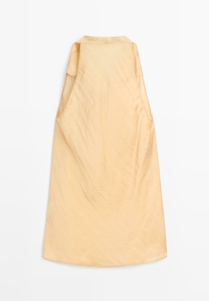 Robe beige en satin sans manches avec de larges emmanchures et un ourlet droit, présentée à plat sur fond blanc.