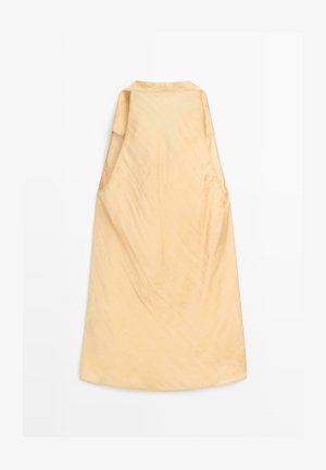 Robe beige en satin sans manches avec de larges emmanchures et un ourlet droit, présentée à plat sur fond blanc.