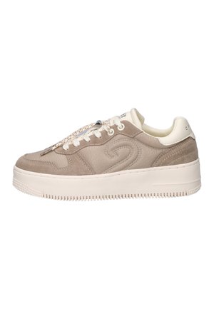 Beige und taupefarbenes Sneaker-Modell mit niedrigem Schaft, dicker weißer Sohle, strukturiertem Leder- und Wildledereinsätzen, Schnürverschluss vorne und gepolstertem Schaftabschluss.