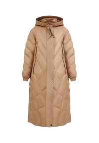 Beige gewatteerde lange pufferjas met een capuchon, voorzien van drukknoopsluiting, ribgebreide accenten op de kraag en twee zijzakken.