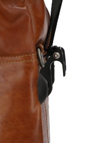 Sac en cuir marron avec des coutures visibles, doté d'un clip en plastique noir attaché à une sangle. La surface est lisse avec un léger éclat.