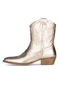 Botas vaqueras metálicas doradas con costuras decorativas, punta afilada y tacón bajo apilado. Acabado en cuero suave, que presenta detalles de diseño ornamentados.