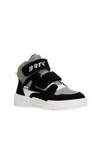 Baskets montantes noires et grises en daim et en mesh. Comprend deux sangles Velcro, une boîte à orteils perforée et une semelle en caoutchouc blanc.