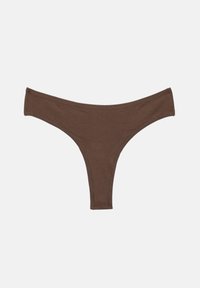 String marron femme sans couture, en tissu doux, coutures plates et taille basse, présenté sur un fond blanc uni.