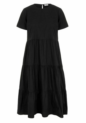 Robe noire à manches courtes avec un col rond, design à étages et fermeture à boutons à l'arrière. Confectionnée dans un tissu léger au toucher lisse.