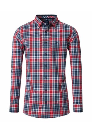 Langærmet skjorte med knapper, med tern i rød, hvid og blå og en enkelt brystlomme på en hvid baggrund.