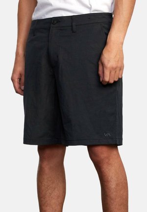Zwarte shorts van stof met een gladde textuur. Heeft een knoopsluiting, riemlussen en een klein logo op de lagere zoom.