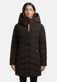 Cappotto invernale imbottito nero con colletto alto, zip frontale e tasche laterali. Presenta cuciture diagonali e un'etichetta con logo sulla zip.