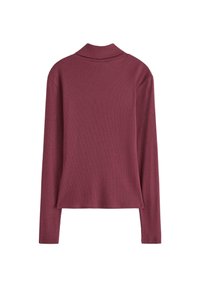 Maglia a maniche lunghe con colletto alto in un profondo bordeaux. Realizzata in tessuto a coste con una vestibilità comoda e colore uniforme, senza motivi visibili o accessori.