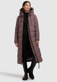 Palton lung, tip puffer, în nuanță mauve, cu glugă, fermoar frontal și buzunare laterale. Are un design quilted și accente ribbate la manșete.