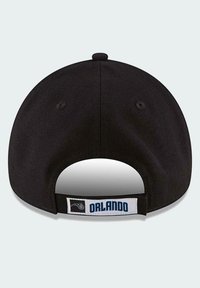 Gorra de béisbol negra con visera curvada, correa ajustable y una etiqueta en la parte posterior que dice "ORLANDO". Textura de tela suave.