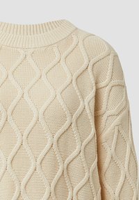 Cremfarbener Strickpullover mit einem strukturierten Rautenmuster, weitem geripptem Halsausschnitt und weichem, voluminösem Stoff.