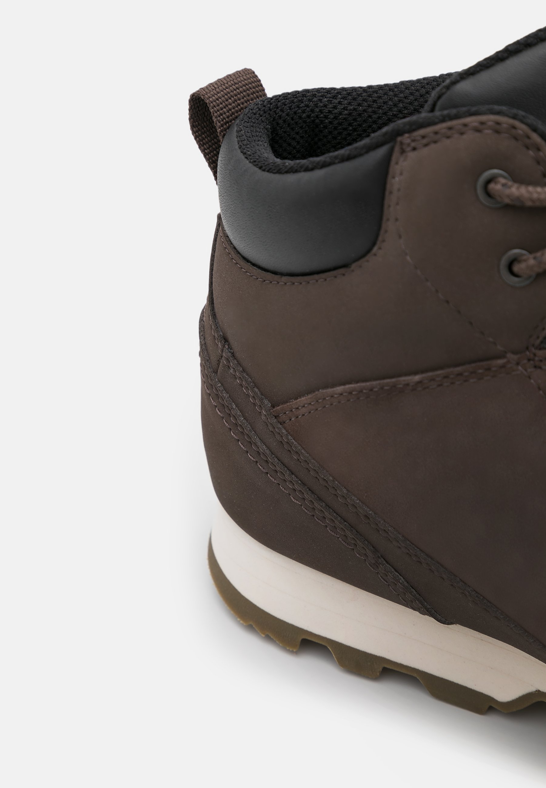 helly hansen walking boots