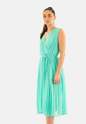 Un vestido midi con plisados en un suave verde menta, que presenta un escote en V, diseño sin mangas y una cintura anudada para una silueta ajustada.