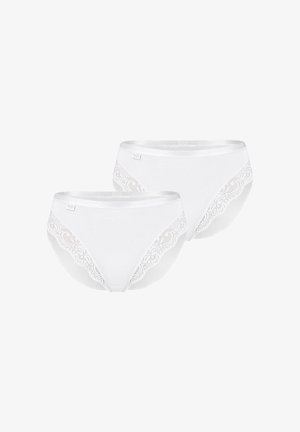 Deux culottes blanches pour femmes avec des bordures en dentelle florale sur les côtés, présentées sur un fond blanc uni.