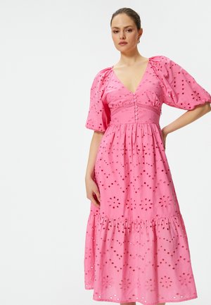 Rosa knielanges Kleid mit Puffärmeln, V-Ausschnitt und floralen Ausschnitten, einer taillierten Taille und einem gestuften Rüschensaum.
