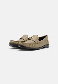 COACH JOLENE LOAFER - Jalga libistatavad jalanõud - moss