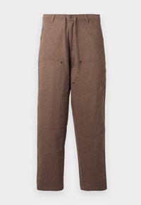 Pantaloni marroni con una vestibilità rilassata, dotati di vita con cordino, tasche laterali e pannelli rinforzati sulle ginocchia, realizzati in un tessuto resistente.