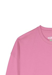 Roze crewneck sweatshirt met zichtbare schoudernaad en ribgebreide kraag, afgebeeld tegen een witte achtergrond.