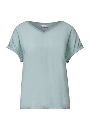 Lichtblauwe V-hals t-shirt met opgerolde korte mouwen, gemaakt van zachte stof; heeft een casual pasvorm met rechte zoom en subtiele textuur.