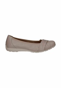 Bailarinas de cuero beige con detalle de punta plisada y suela blanca flexible. Textura suave con forma redondeada.