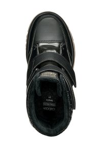 Czarne buty za kostkę z gładką skórzaną cholewką, z zapięciami na rzepy i miękkim wnętrzem. Posiadają markową wkładkę z izolacją termiczną.
