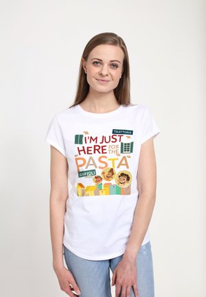 T-shirt blanc à manches courtes avec un texte graphique coloré "JE SUIS JUSTE ICI POUR LES PÂTES" et des illustrations de personnages joyeux.