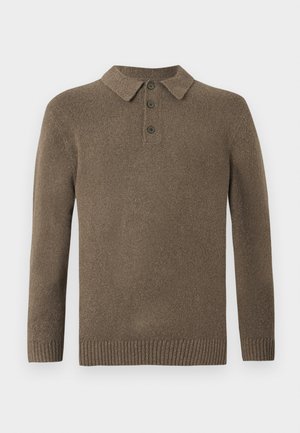 Brun stickad långärmad polo-tröja med tre mörka knappar och ribbade ärmslut och nederkant, visad mot en vit bakgrund.