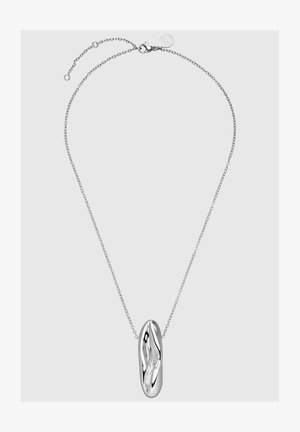 Collier en argent avec un pendentif allongé et poli présentant une texture ondulée, suspendu à une chaîne délicate et ajustable.