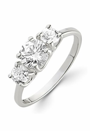 Silberner Ring mit drei runden klaren Diamanten, der mittlere Diamant größer als die beiden seitlichen Diamanten, alle gehalten von Krappenfassungen.