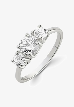 Silberner Ring mit drei runden klaren Diamanten, der mittlere Diamant größer als die beiden seitlichen Diamanten, alle gehalten von Krappenfassungen.
