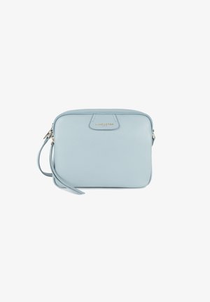 Borsa a tracolla in pelle blu chiaro con finitura testurizzata, chiusura con zip e hardware color oro. Presenta una tracolla removibile per una maggiore versatilità.