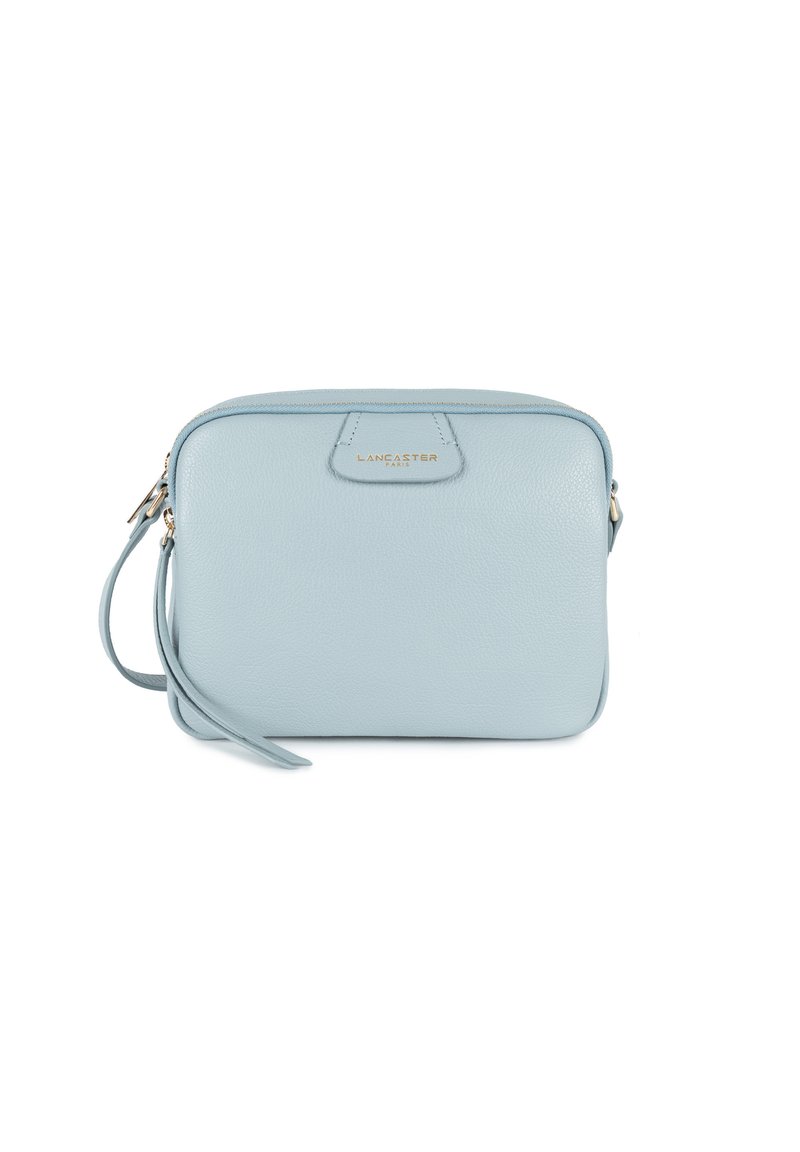 Borsa a tracolla in pelle blu chiaro con finitura testurizzata, chiusura con zip e hardware color oro. Presenta una tracolla removibile per una maggiore versatilità.