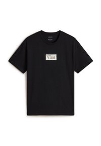 Sort bomulds-T-shirt med korte ærmer og rund hals, med en rektangulær hvid lap med Vans-logoet i en dekorativ skrift.