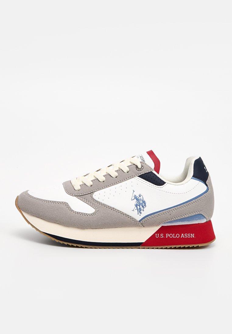 Zapatilla atlética gris y blanca con parte superior de ante y malla, cierre con cordones, presenta un revestimiento azul y la marca "U.S. POLO ASSN."