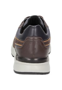 Baskets en cuir et mesh avec un mélange de couleurs marron et bleu marine. Présente une surface texturée, des bandes jaunes contrastantes et une semelle amortie.