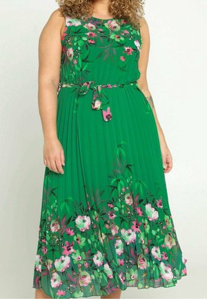 Zielona plisowana sukienka w kwiatowe wzory w odcieniach różu i bieli, z dopasowanym gorsetem, bez rękawów i wiązanym paskiem w talii.